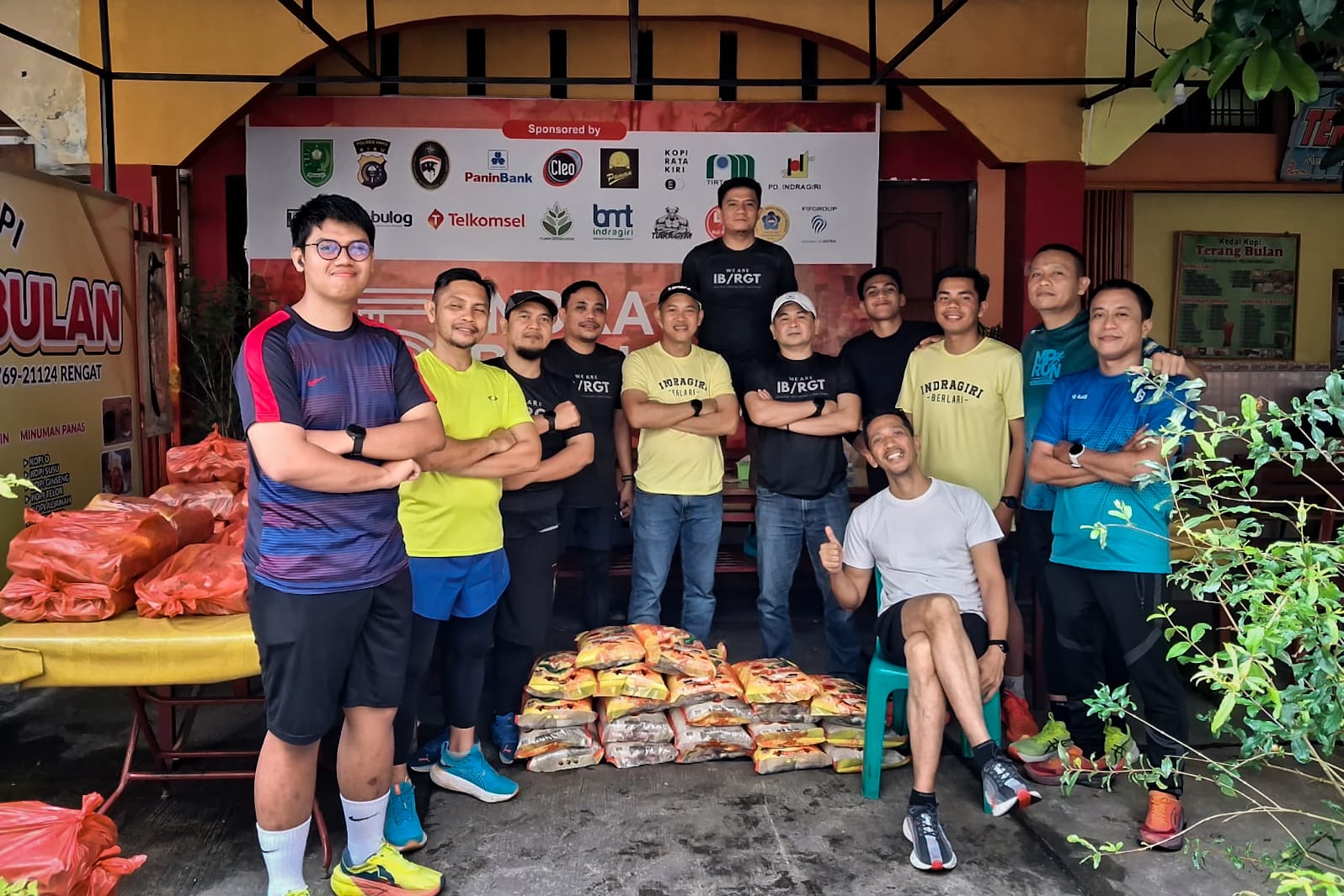 Indragiri Berlari Salurkan Paket Sembako